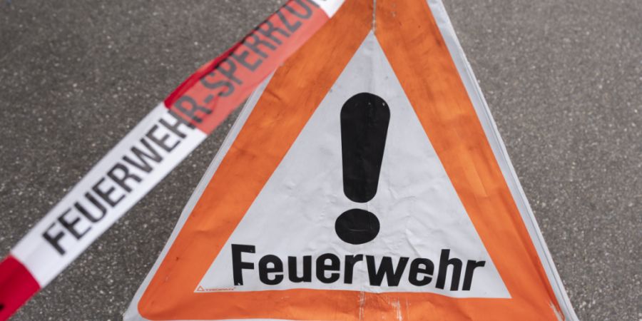 Die Feuerwehr rückte in Schaffhausen wegen eines brennenden Holzschopfs, eines Carports und zwei Fahrzeugen aus. (Symbolbild)