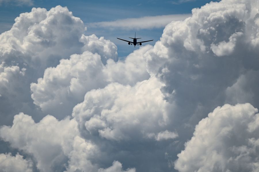 Über den Bergen entstehen zwar einige Quellwolken, doch Regen bleibt am Wochenende kaum ein Thema.