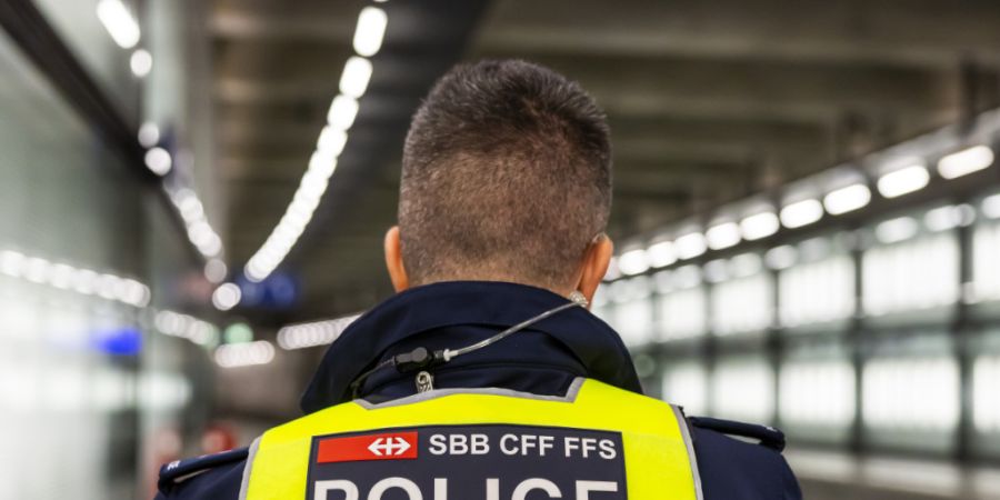 Transportpolizisten und -polizistinnen sollen künftig Taser einsetzen können. Der Bundesrat will dafür die rechtlichen Grundlagen schaffen. (Themenbild)
