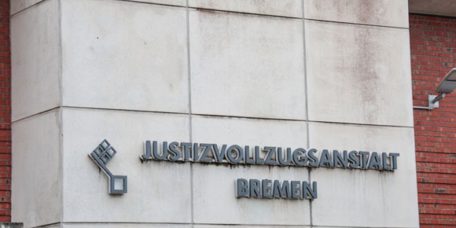 PRODUKTION - Ein Schriftzug über dem Haupteingang der Justizvollzugsanstalt Bremen im Stadtteil Oslebshausen. Foto: Focke Strangmann/dpa
