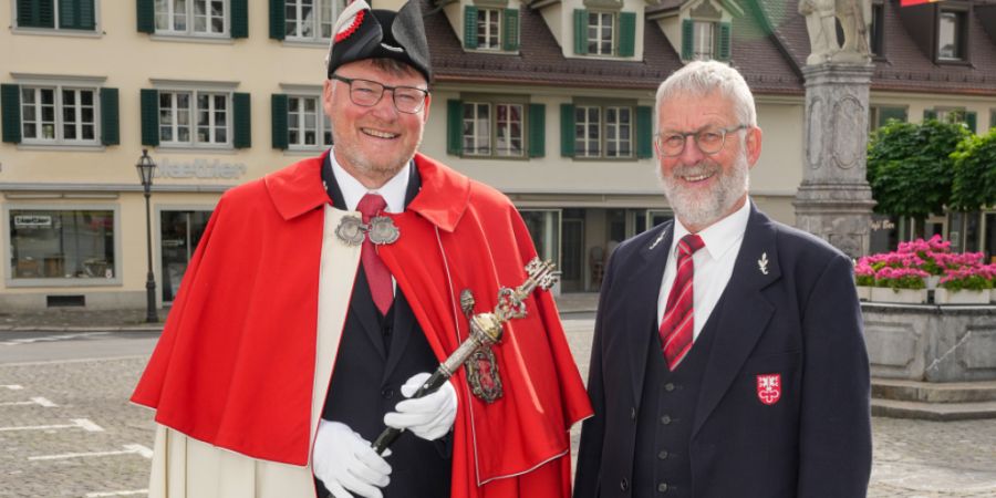Der neue Landweibel Daniel Lüönd (links) mit seinem Vorgänger Eduard Amstad.