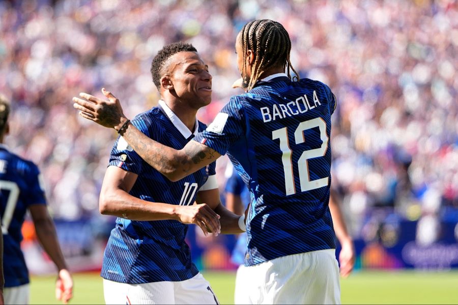 Kylian Mbappé feiert den Torschützen für seinen Treffer.