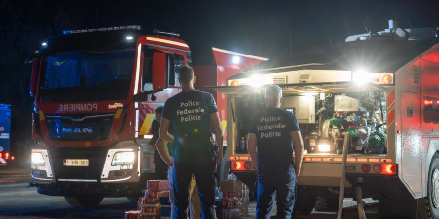 Rettungskräfte von Polizei und Feuerwehr sind bei einem Waldbrand im Einsatz. Foto: Max Lametz/dpa