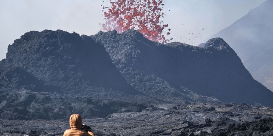 Die nordische Insel Island mit ihren Vulkanen, Geysiren, Thermalquellen und Lavafeldern ist bei Schweizerinnen und Schweizern im Sommer ein beliebtes Reiseziel. (Archivbild)