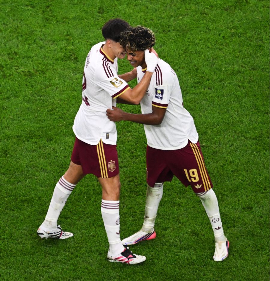 Bei Spanien standen Pau Cubarsi und Lamine Yamal (r.) auf dem Platz.