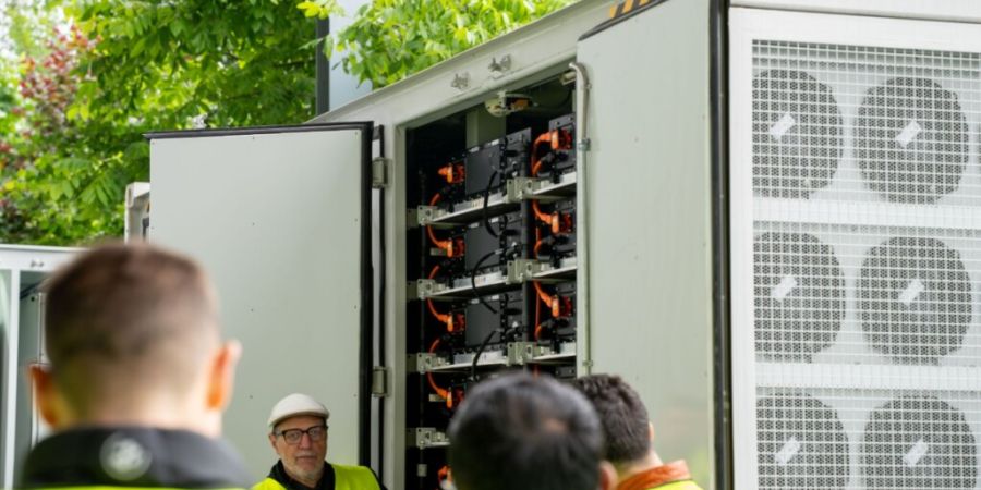 Der Batteriespeicher bei der Sabag in Rothenburg ist am Mittwoch vorgestellt worden.