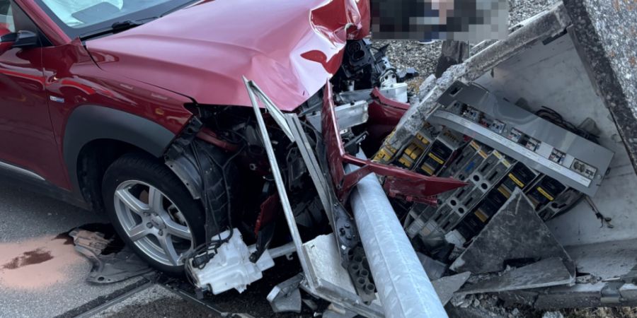 Das Auto wurde bei der Kollision beschädigt.