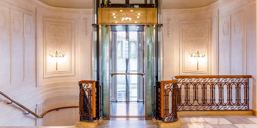 Zeitlos im Casino Bern: Neuer Lift in altem Haus, der sich dank seiner Verkleidung ins Gebäude integriert.