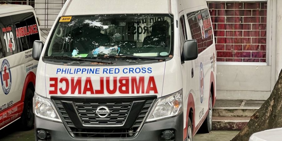 ARCHIV - Ein Krankenwagen ist vor einem Hospital in Manila zu sehen. Foto: Carola Frentzen/dpa