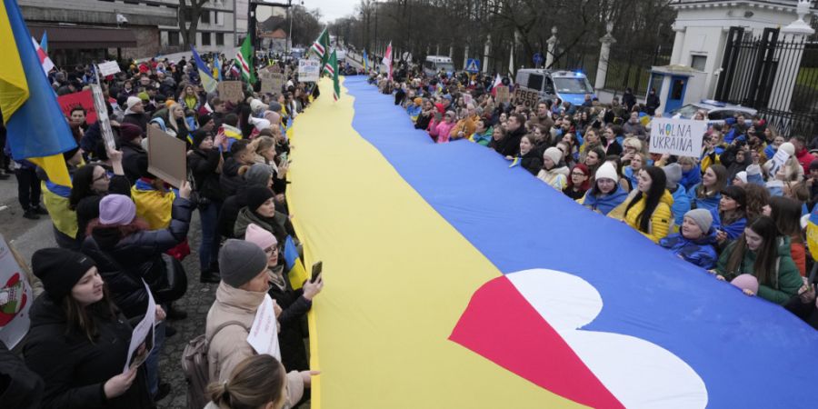 ARCHIV - Ukrainer und Polen nehmen an einer Demonstration vor der russischen Botschaft anlässlich des zweiten Jahrestags der russischen Invasion teil. Foto: Czarek Sokolowski/AP/dpa