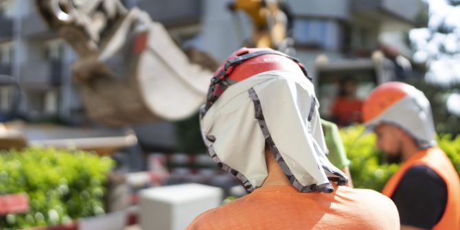 Bauarbeiter mit Nackenschutz