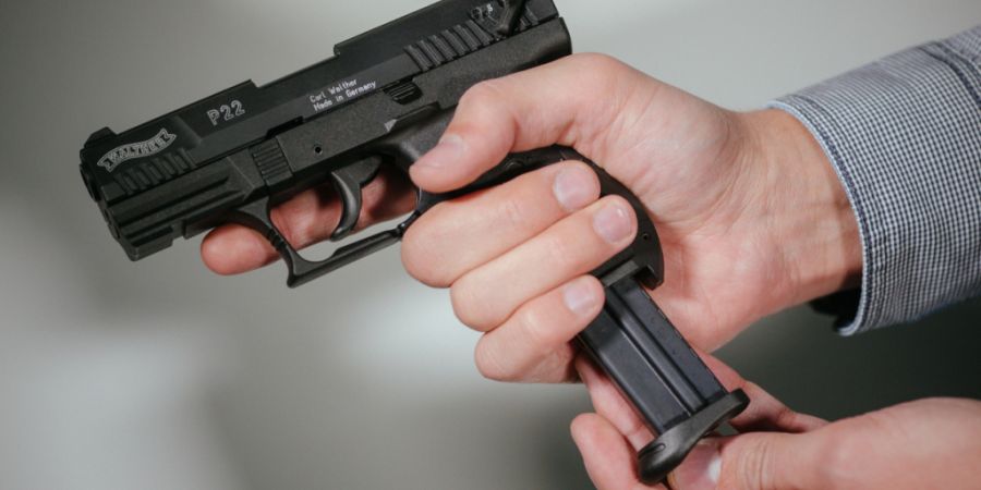 Der Tibeter erschoss 2021 mit einer Pistole seine Ex-Freundin in Netstal GL. Jetzt wurde er verurteilt. (Symbolbild)