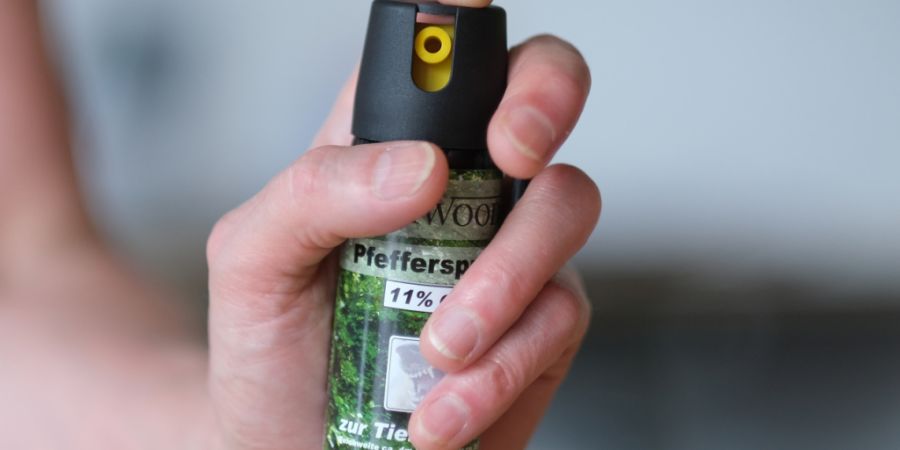 Ein Unbekannter hat in Ostermundigen bei einem Raubüberfall zwei Lagenangestellte mit Pfefferspray leicht verletzt. (Symbolbild)