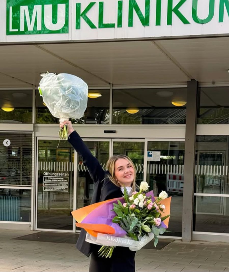 Medizin-Influencerin Alina Walbrun nach ihrem Abschluss vor dem Klinikum der Ludwig-Maximilians-Universität.
