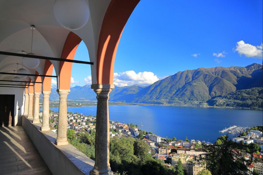 Locarno bietet mediterranes Flair vor alpiner Kulisse. Bild: Adobe Stock