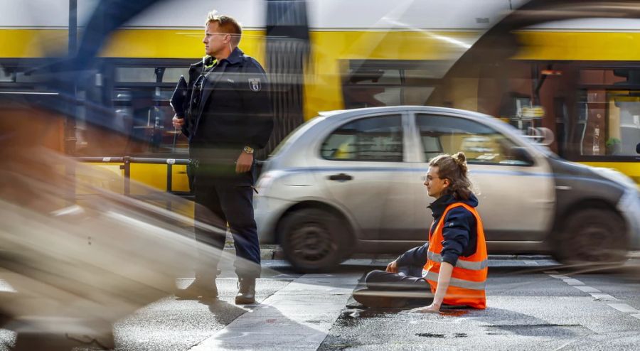 Demonstranten haben das Auto der Grünen Bundestagsvizepräsidentin Katrin Göring-Eckardt bedrängt und an der Abfahrt gehindert. (Symbolbild)