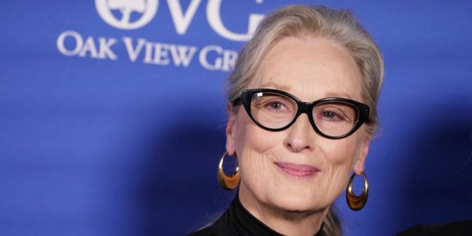 Meryl Streep blauer Hintergrund