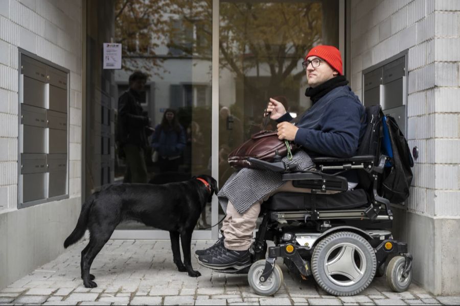 Deshalb brauche es situationsbedingte Ausnahmen von der unbestrittenen Regel, nach welcher Hundehalter den Kot ihres Tieres aufzuheben und zu entsorgen haben. (Archivbild)