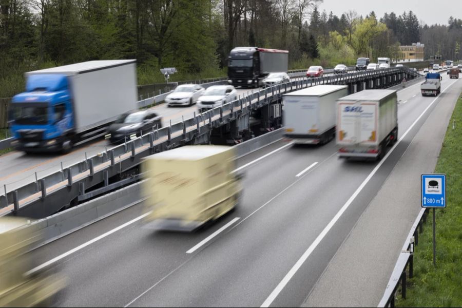 Eine Frau blieb auf dem Pannenstreifen stehen, weil sie ihr Auto nicht getankt hatte. (Symbolbild)