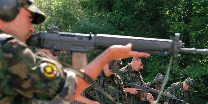 Am Dienstag ist ein Angehöriger der Armee in Bremgarten AG bei einem Schiessunfall tödlich getroffen worden. Insgesamt sind Schiessunfälle bei der Armee verhältnismässig selten. (Symbolbild) Schweizer Armee Schiessunfälle Todesfall