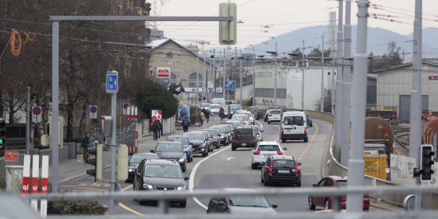 Autos auf der Hohlstrasse