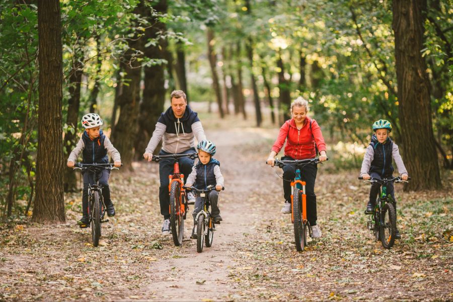 Familie beim gemeinsamen Ausflug