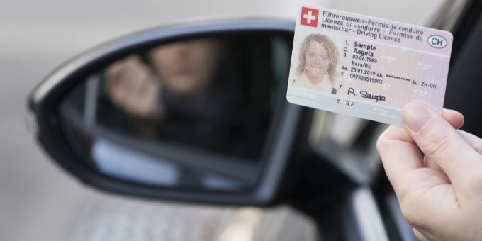 Ab dem 1. November ist nur noch der Führerausweis im Kreditkartenformat gültig. Führerausweis neu blau