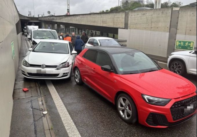 Zwei Fahrzeuge erlitten Totalschaden. Zwei Fahrzeuge
