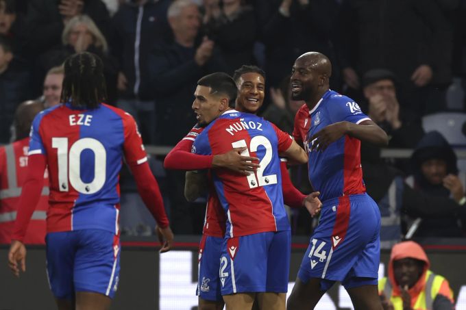 Jubel bei den Spielern von Crystal Palace über das Tor zum 1:0 gegen Manchester United. Manchester United