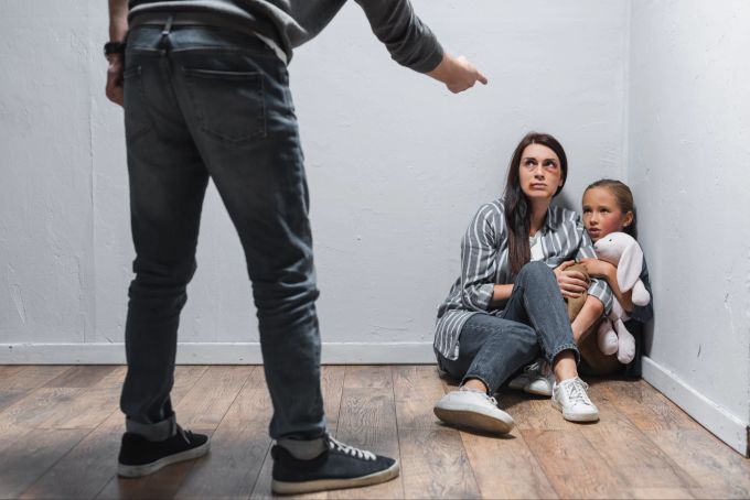 Seit der Pandemie gibt es mehr Opfer von häuslicher Gewalt – hier müssen Einrichtungen her! Häusliche Gewalt, Mann schreit Frau und Kind auf dem Boden an.