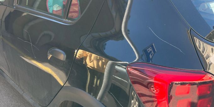 Auto in Ennenda zerkratzt. Auto zerkratzt.