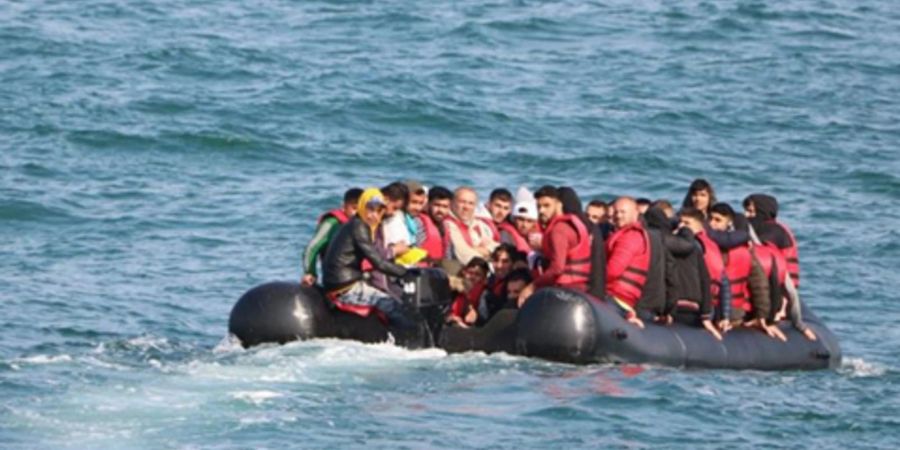 Migranten versuchen in einem Schlauchboot den Ärmelkanal zu überqueren.