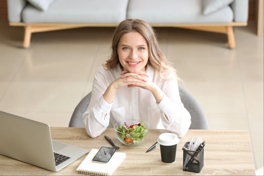 Frau mit Salat, Home-Office