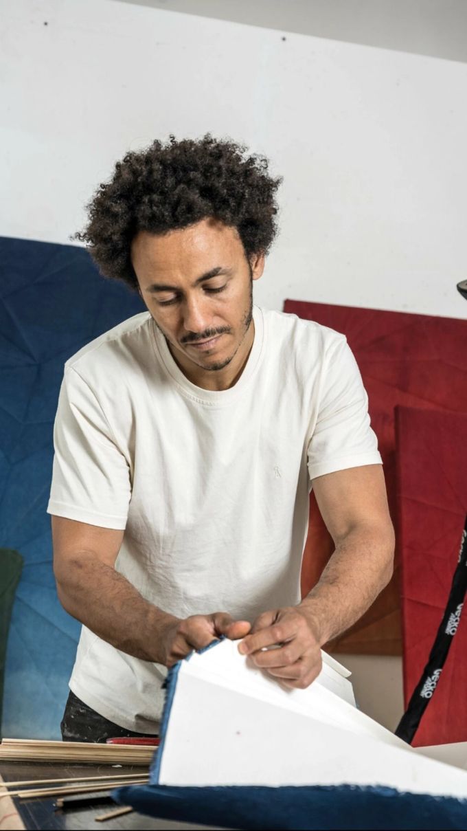 Für die Ausstellung «Grüne Oase» wird der Künstler Sipho Mabona eine XXL-Biene falten. sipho mabona