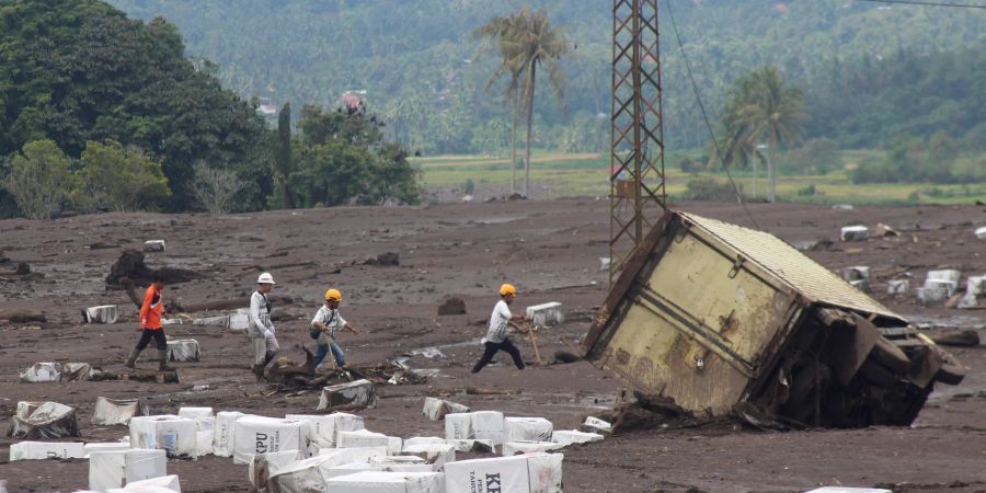 Rettungskräfte suchen nach Opfern nach einer Sturzflut in Tanah Datar.