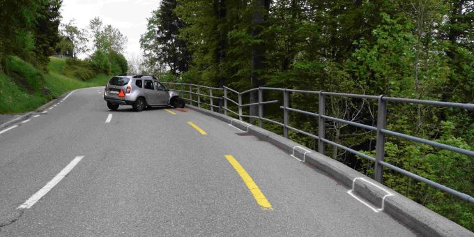 Trogen: Totalschaden bei Selbstunfall. Totalschaden bei Selbstunfall.