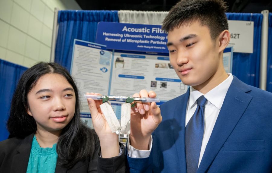 Sie haben ein Gerät entwickelt, das Mikroplastik per Ultraschall aus dem Wasser filtern kann.