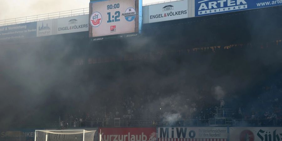 Die Fans von Hansa Rostock zünden Feuerwerk und Böller.