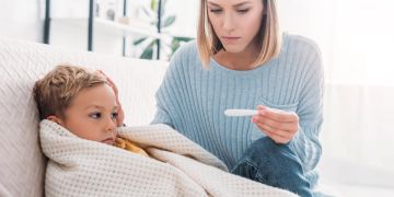 Mutter und Sohn, Fiebermessung