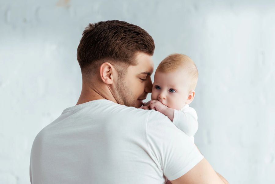 Vater mit Baby auf dem Arm