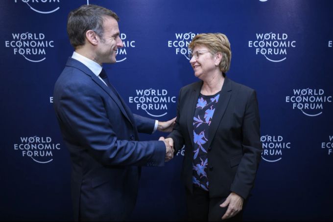 Viola Amherd wird bei Olympia 2024 auch auf Emmanuel Macron treffen (wie hier am WEF). Olympia 2024
