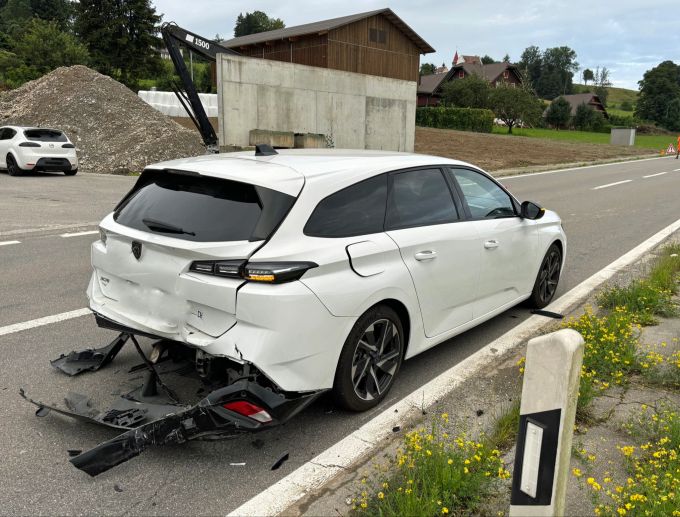 An den Fahrzeugen entstand ein Sachschaden. Sachschaden nach Unfall