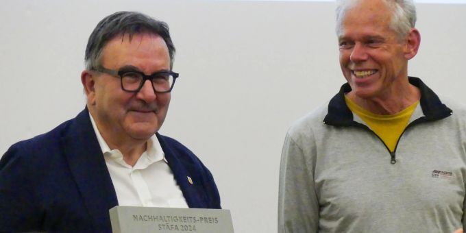 Die Gemeinde Stäfa hat einen Nachhaltigkeitspreis vergeben. Im Bild: Haltner gibt Preis an Kurtz über. Stäfa Preis
