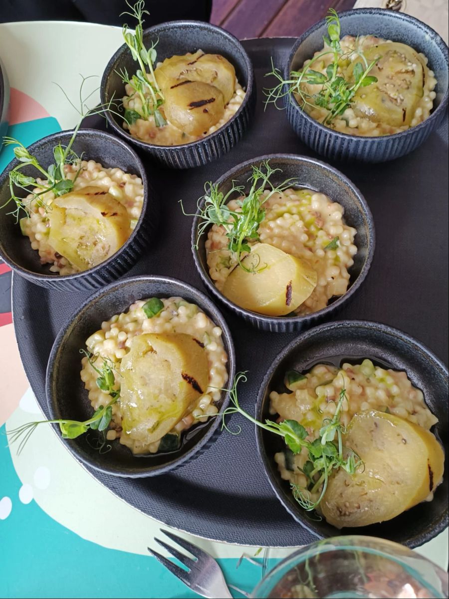 Auberginen-Steak mit Fregola Sarda.