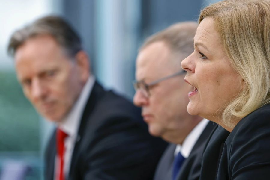 Innenministerin Nancy Faeser (SPD) betont, dass Deutschland noch immer eines der sichersten Länder der Welt sei. Gleichzeitig beobachte sie diese alarmierenden Entwicklungen mit Sorge.