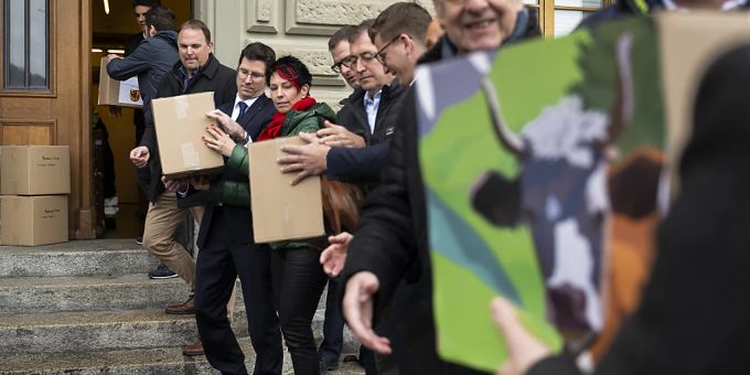 Vertreterinnen und Vertreter der SVP Schweiz reichen die Unterschriften für die Nachhaltigkeitsinitiative bei der Bundeskanzlei ein. Nachhaltigkeitsinitiative SVP