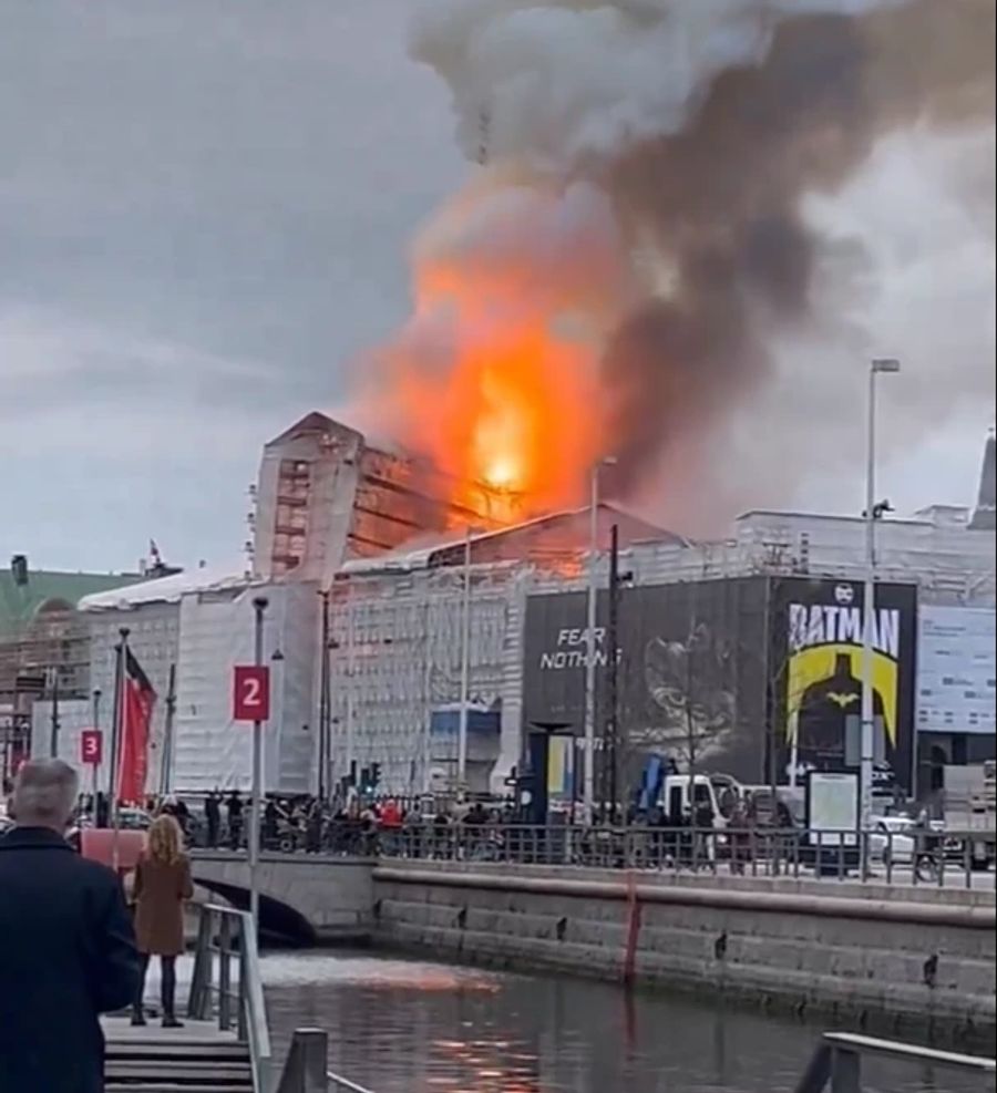 Weiterhin unklar, ist die Ursache des Feuers. Die Feuerwehr versucht die Flammen bereits seit Stunden zu löschen.