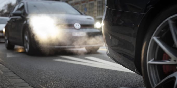 Streit um Klimaziele - Minister warnt vor Fahrverboten am Wochenende