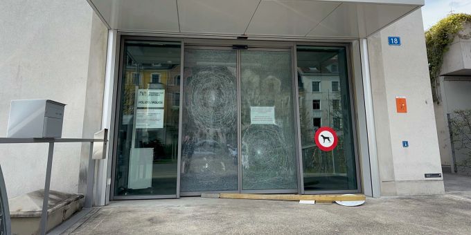 Eingangsbereich der Polizeiwache Kannenfeld beschädigt. Eingangsbereich der Polizeiwache