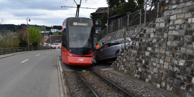 Unfall auf Bahnübergang